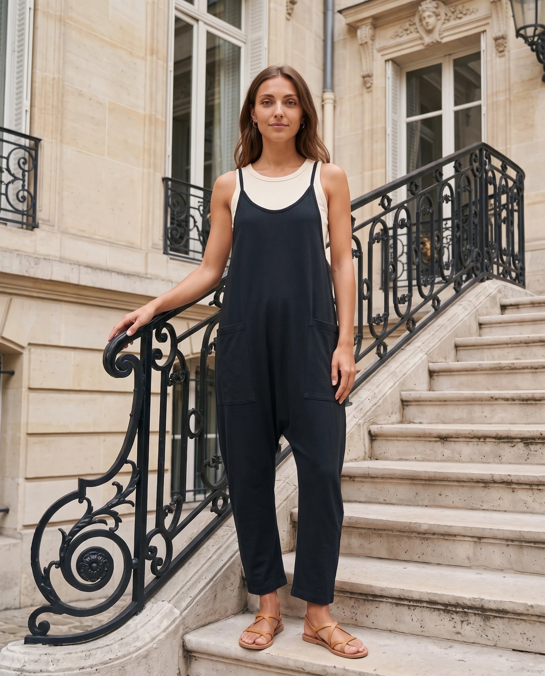 Combinaison ample à bretelles — Agathe - Noir - lifestyle