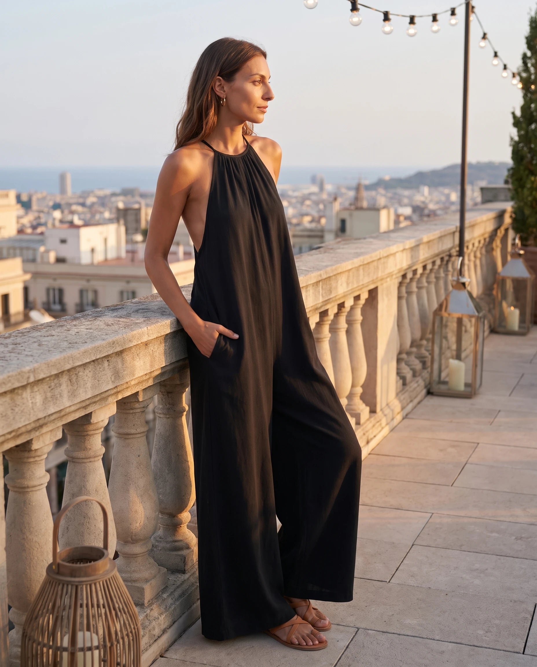Combinaison fluide noire — portée sur un rooftop en soirée