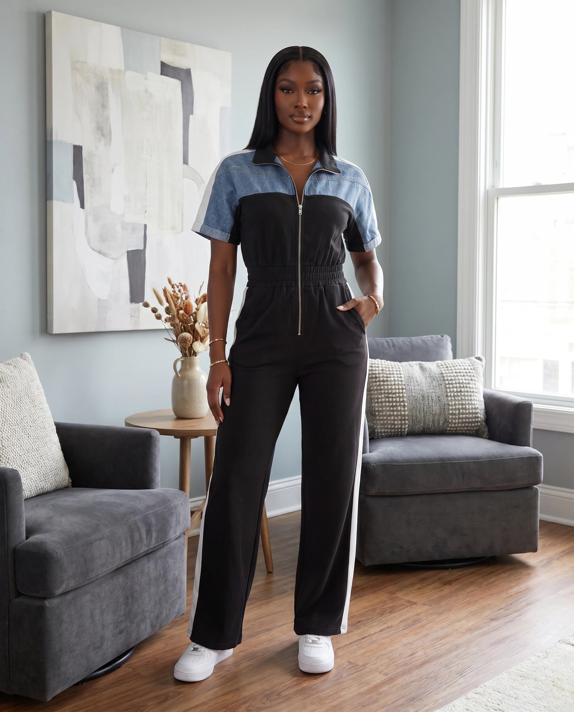 Combinaison pantalon Héloïse portée dans un salon contemporain