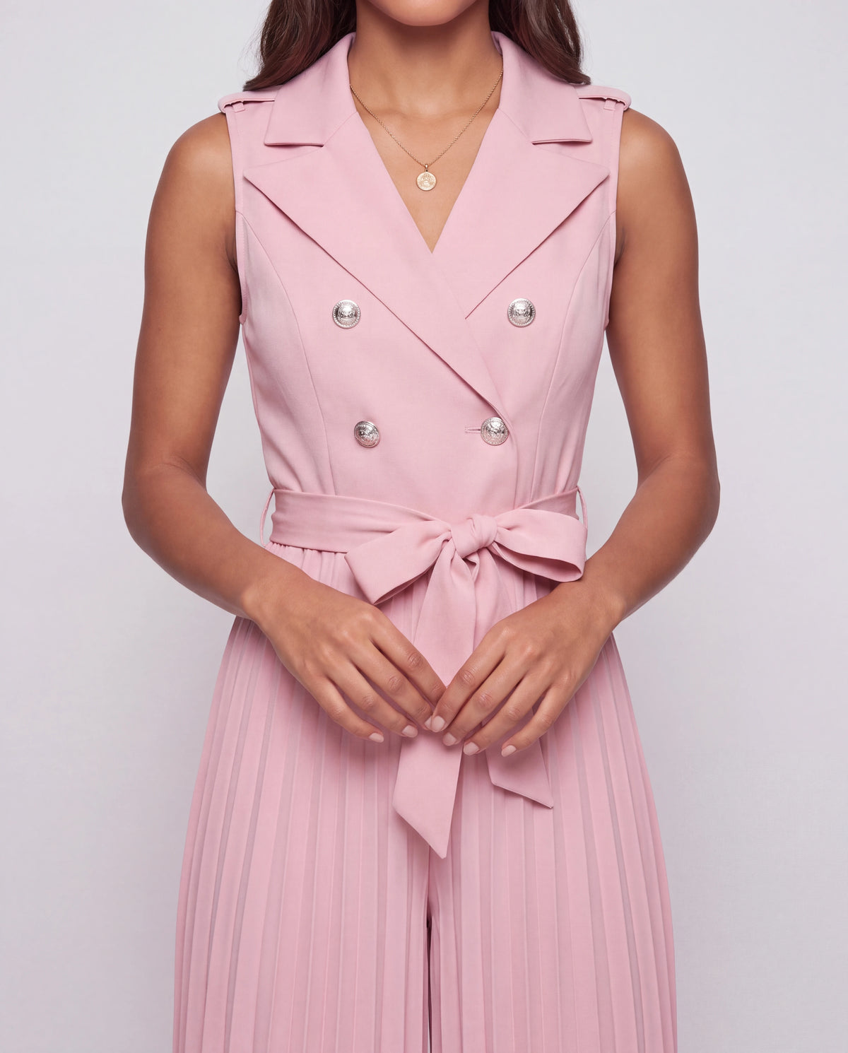 Combinaison habillée plissée à buste blazer Lucinde, coloris Rose, détail du buste blazer, des boutons argentés et de la ceinture nouée