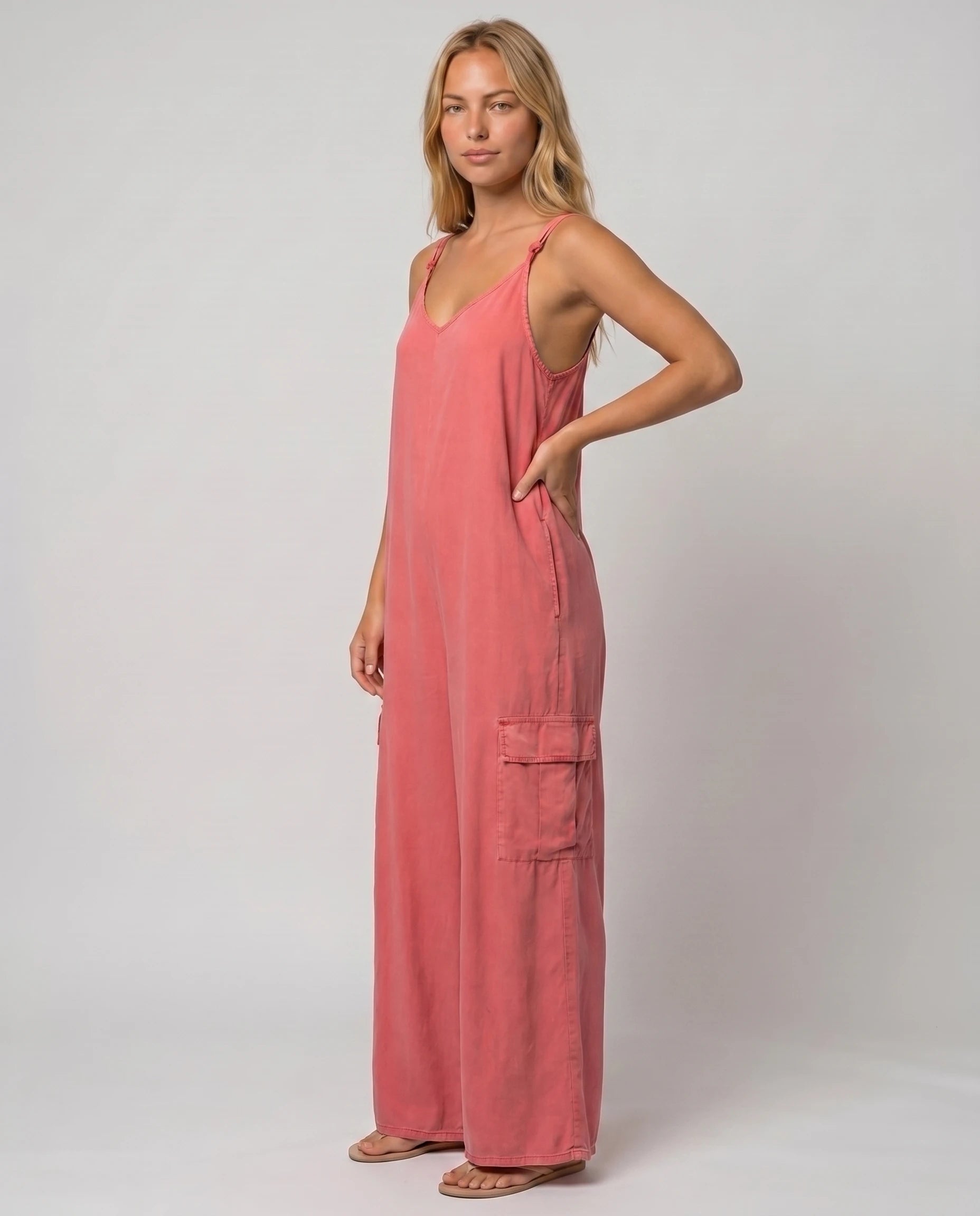 Combinaison ample jambe large a poches Colombe - Rose Framboise - vue studio trois-quarts