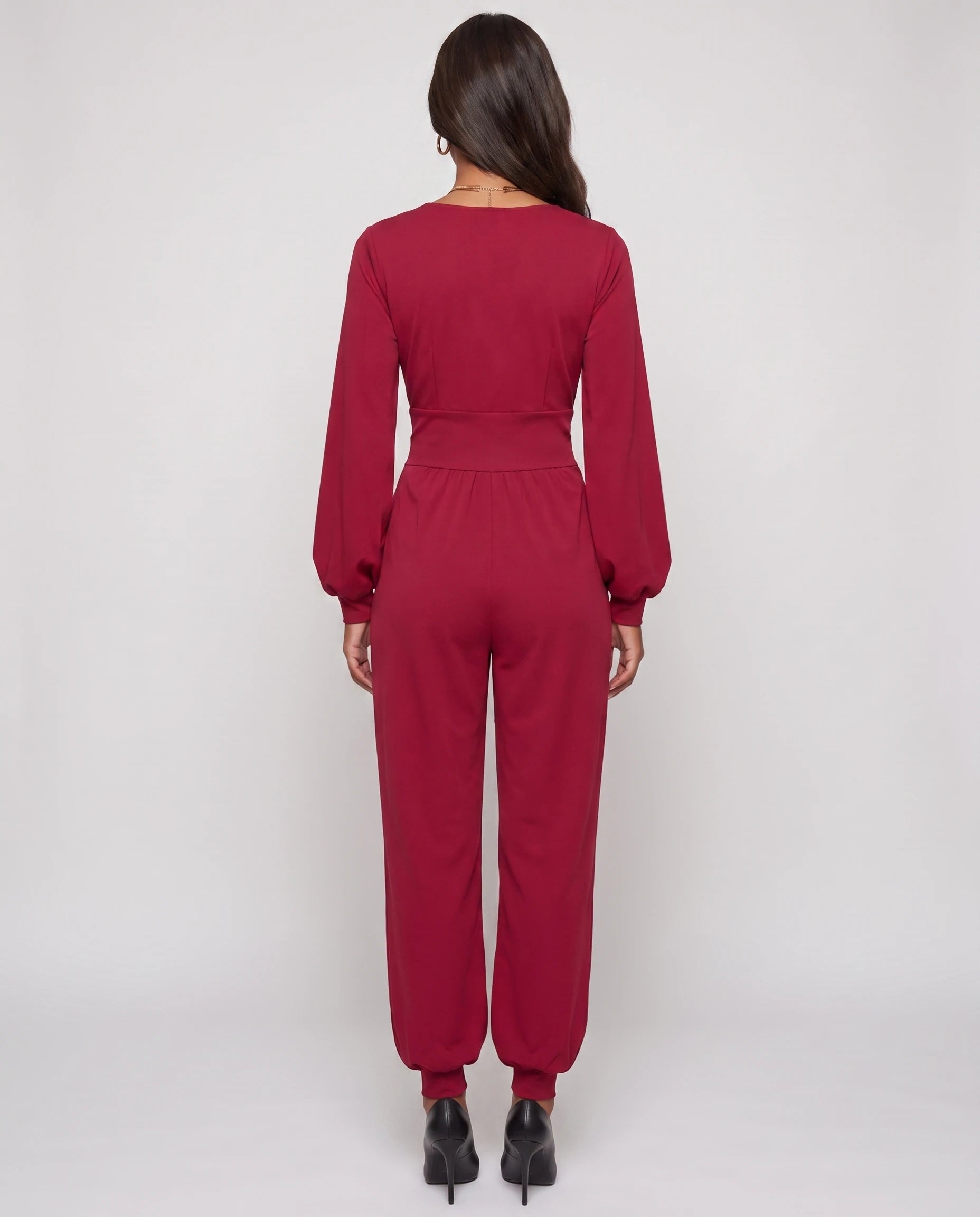 Combinaison fluide cache-cœur Clarisse, coloris Rouge, vue de dos en studio