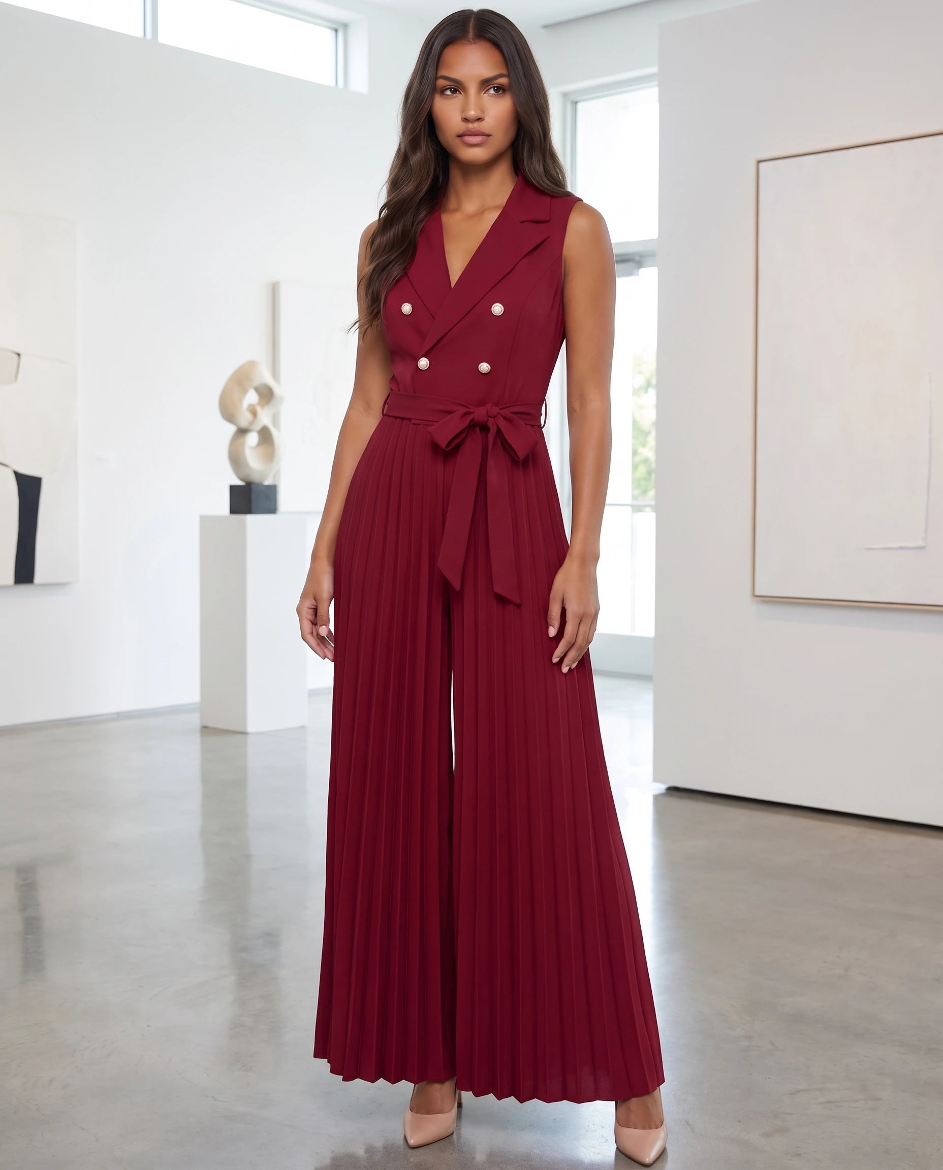 Combinaison habillée plissée à buste blazer Lucinde, coloris Rouge, dans une galerie d'art