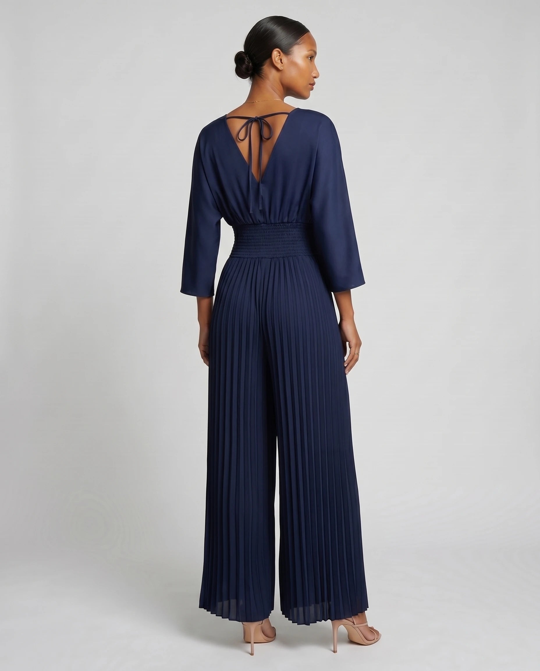 Combinaison habillee plissee Berenice Bleu Nuit - vue de dos, decollete en V