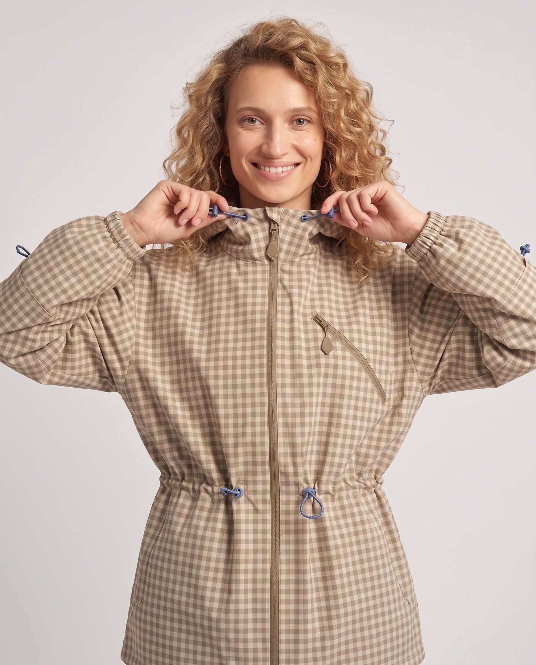 Coupe-vent à capuche en vichy beige Malou, plan rapproché en studio