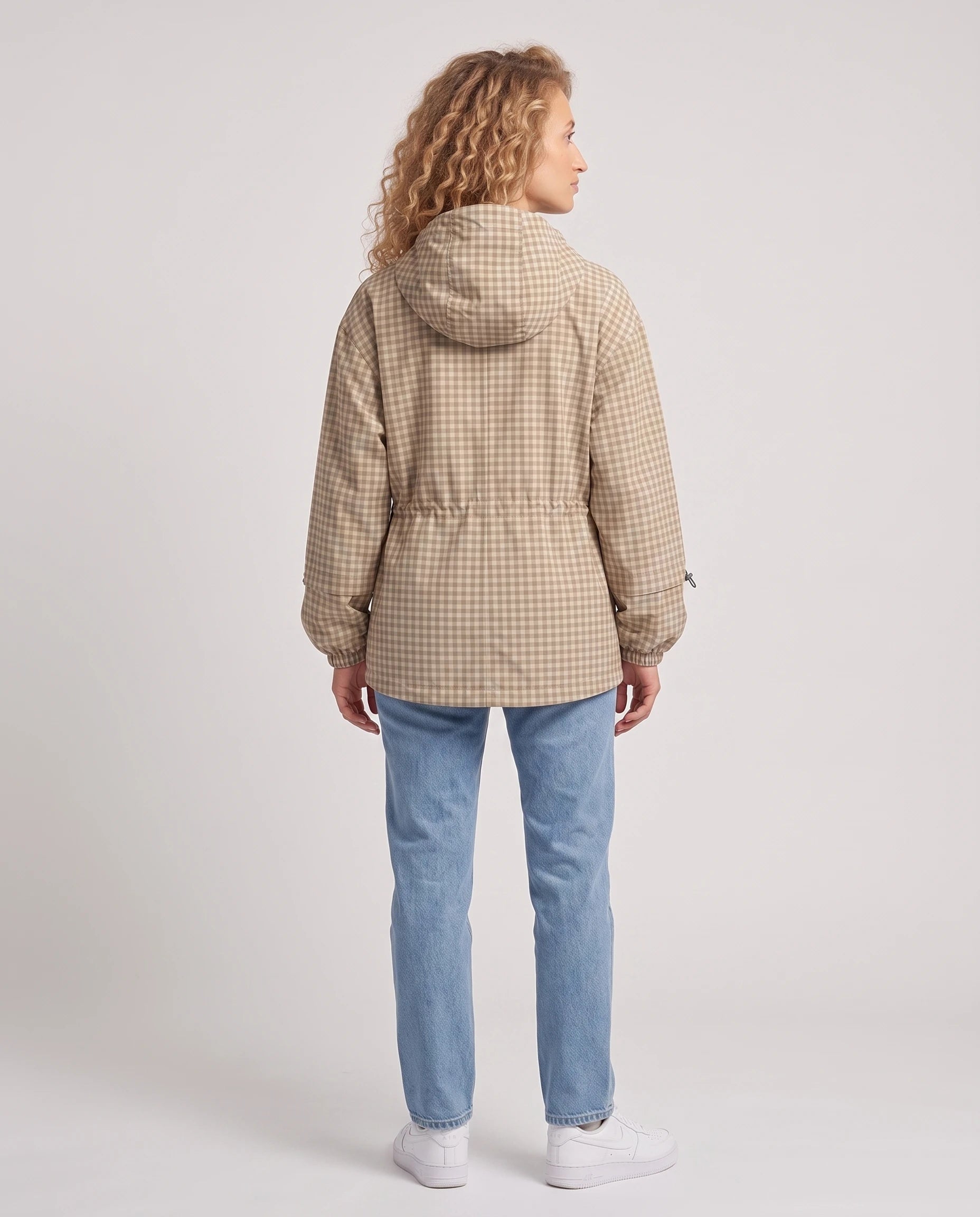 Coupe-vent à capuche en vichy beige Malou, vue de dos en studio