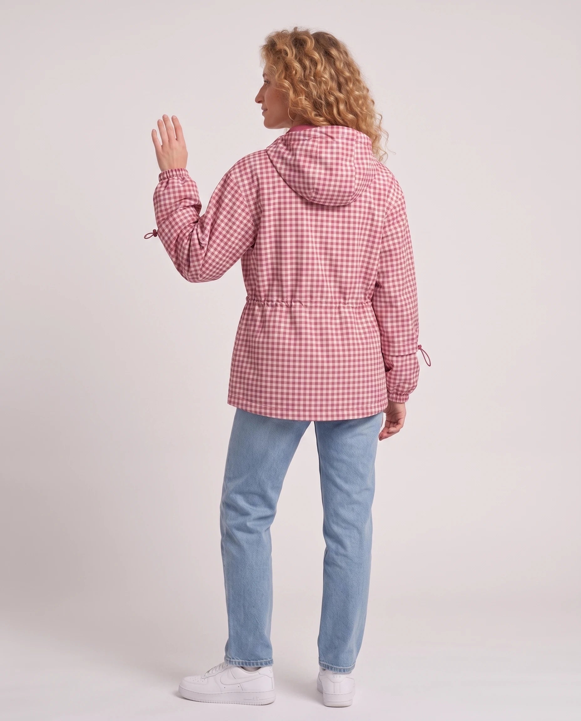 Coupe-vent à capuche en vichy rose Malou, vue de dos en studio