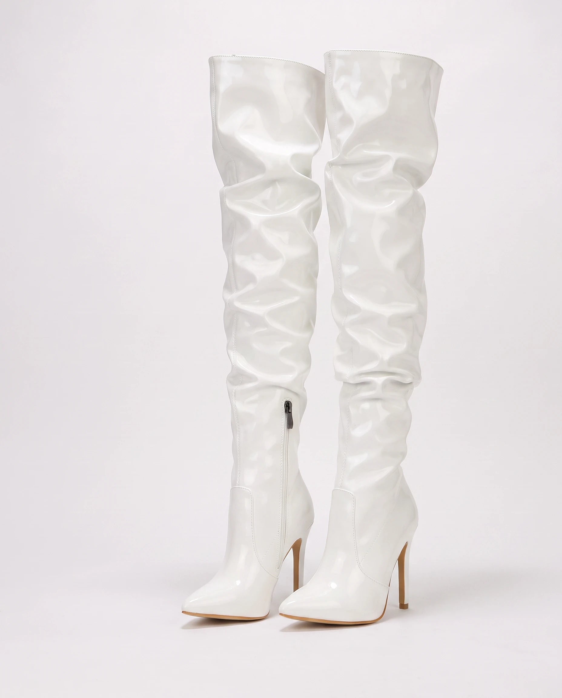 Cuissardes vernies froncées Désirée — Blanc, paire en packshot studio