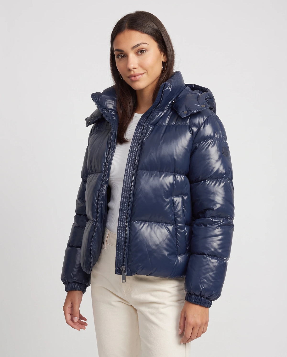 Doudoune courte brillante Tessa en Bleu Marine, plan rapproché de face