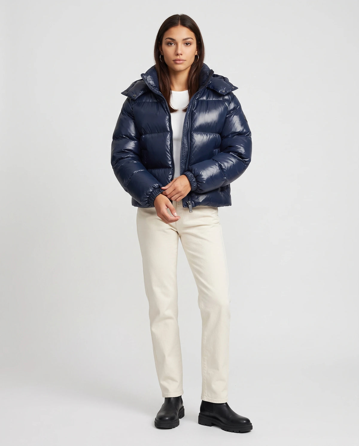 Doudoune courte brillante Tessa en Bleu Marine, vue de face en pied