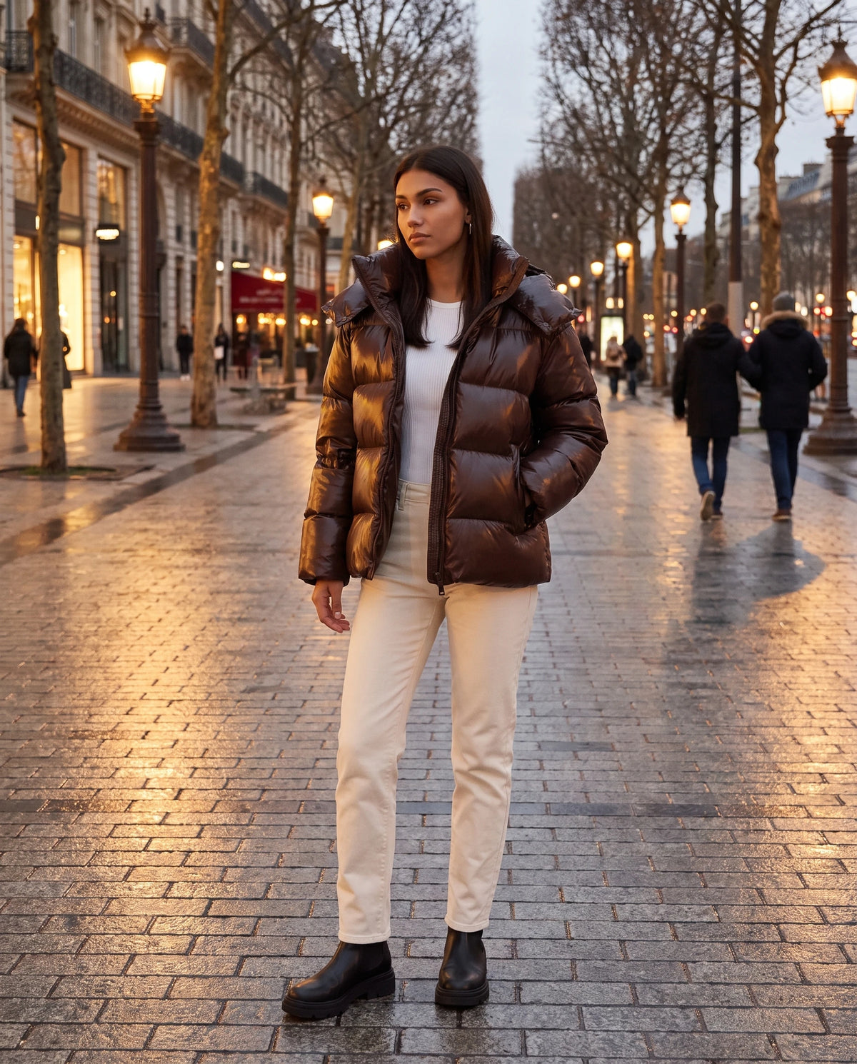 Doudoune brillante Tessa en Chocolat, portée sur un boulevard au crépuscule