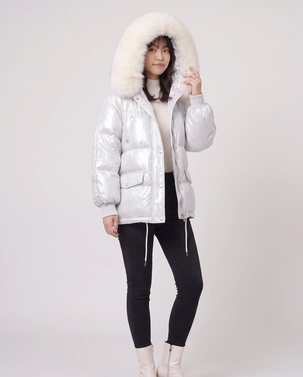 Doudoune courte brillante à collerette fausse fourrure Danaé blanc nacré, capuche relevée, plein pied de trois quarts