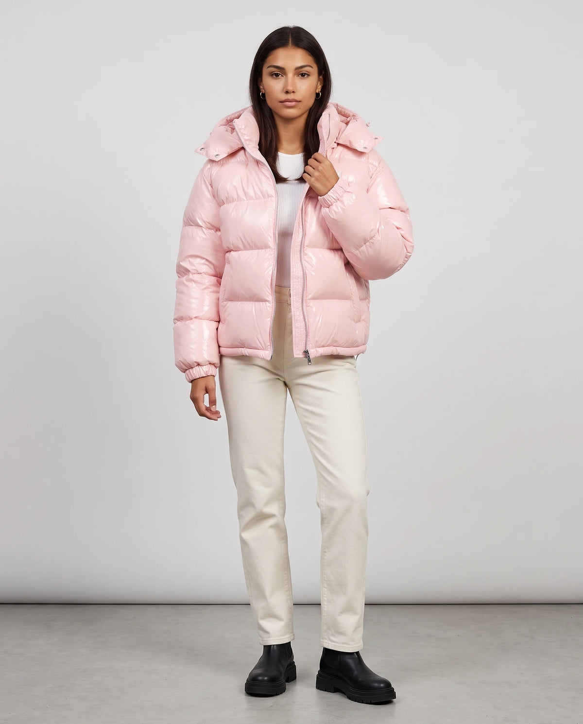 Doudoune courte brillante Tessa en Rose, vue de face en pied