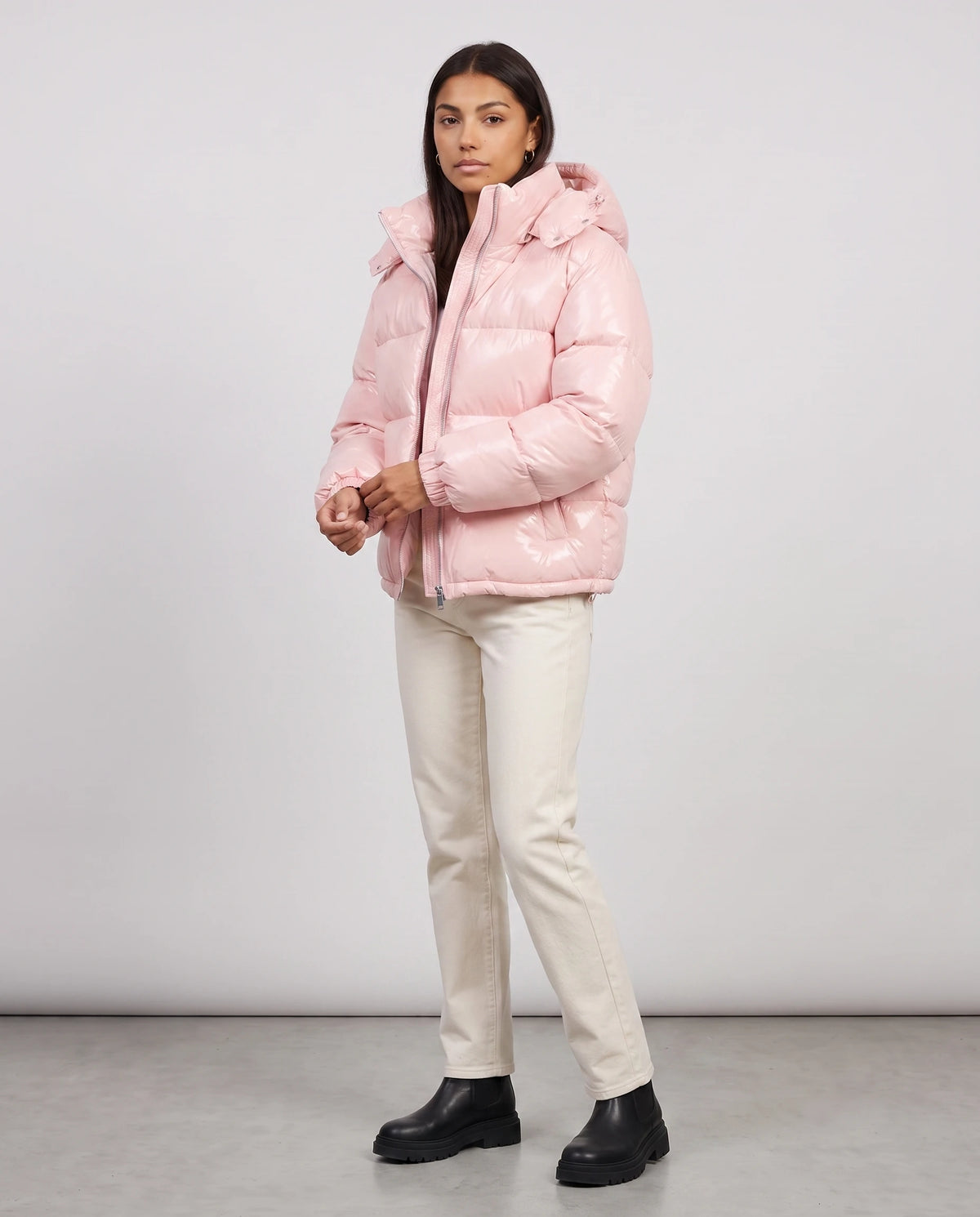 Doudoune courte brillante Tessa en Rose, vue de trois quarts