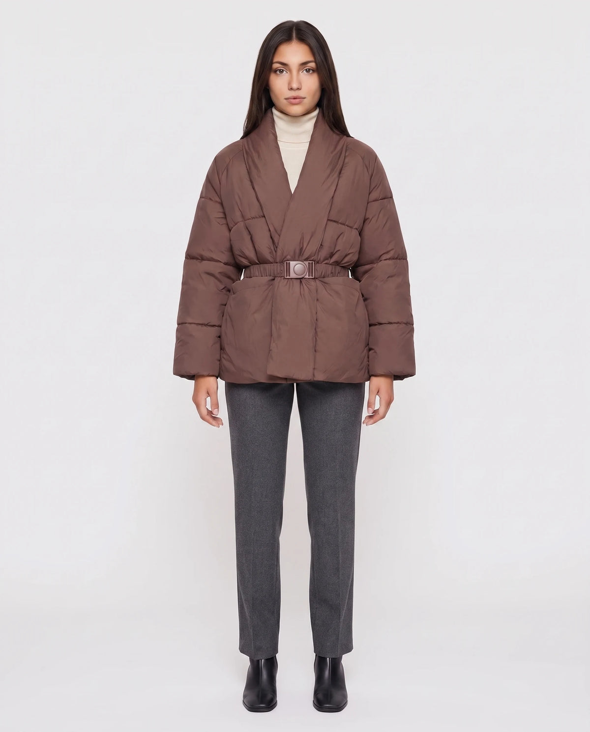Steppjacke mit Gürtel und gekreuztem Schalkragen Chloé in Braun, Vorderansicht in ganzer Länge, Gürtel geschlossen
