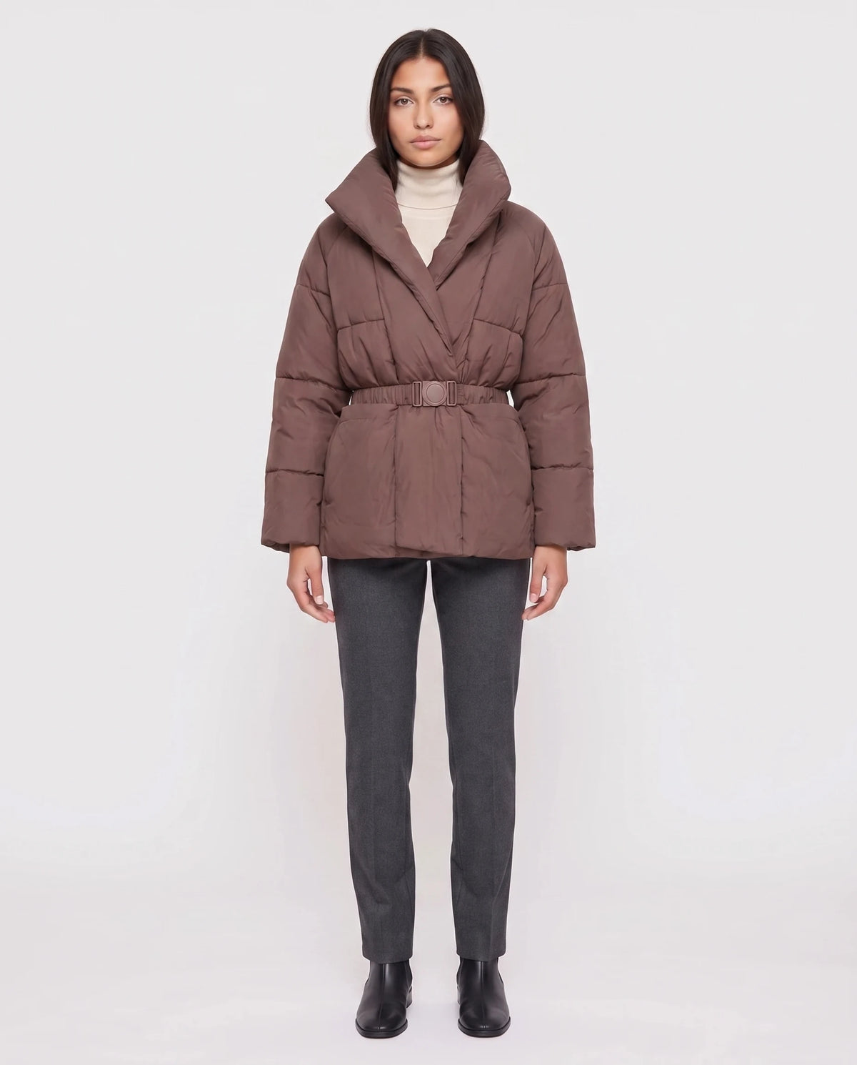 Steppjacke mit Gürtel und gekreuztem Schalkragen Chloé in Braun, Dreiviertelansicht mit hochgestelltem Schalkragen