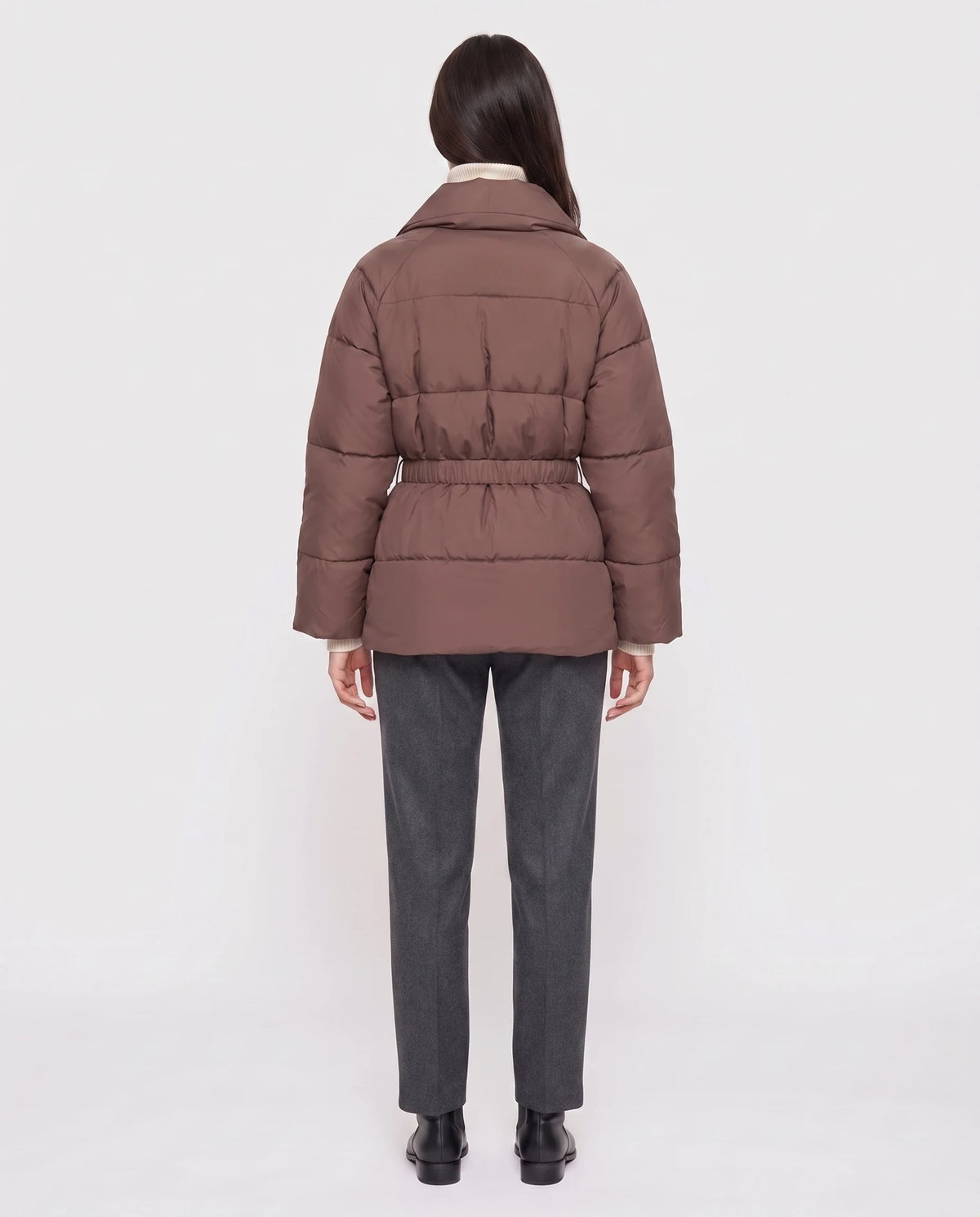 Steppjacke mit Gürtel und gekreuztem Schalkragen Chloé in Braun, Rückansicht mit elastischem Gürtel