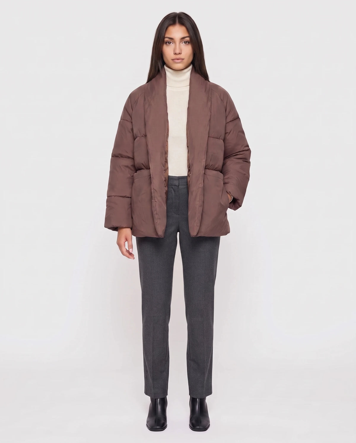 Steppjacke mit Gürtel und gekreuztem Schalkragen Chloé in Braun, offen getragen, ohne Gürtel, über cremefarbenem Rollkragenpullover