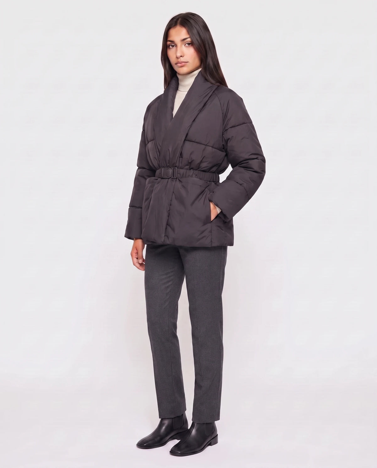 Steppjacke mit Gürtel und gekreuztem Schalkragen Chloé in Schwarz, Dreiviertelansicht, Schalkragen umgelegt