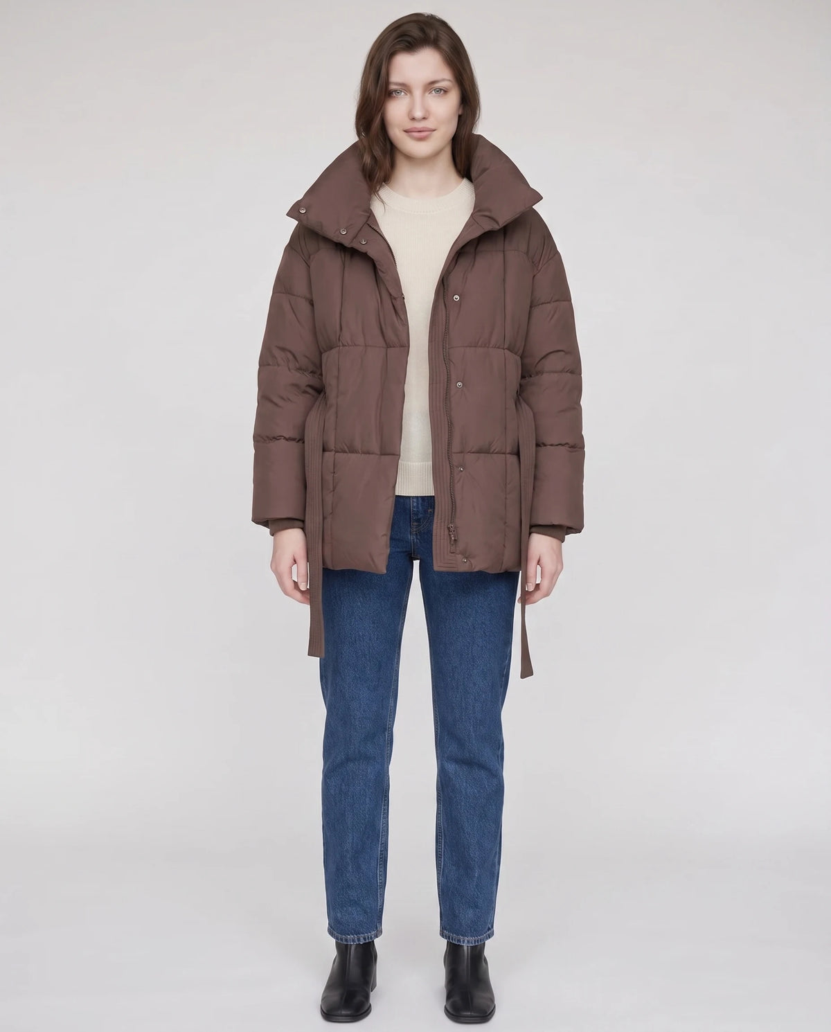 Steppjacke mit Bindegürtel und Stehkragen Lou in Schokolade, Vorderansicht in ganzer Länge, Gürtel gebunden