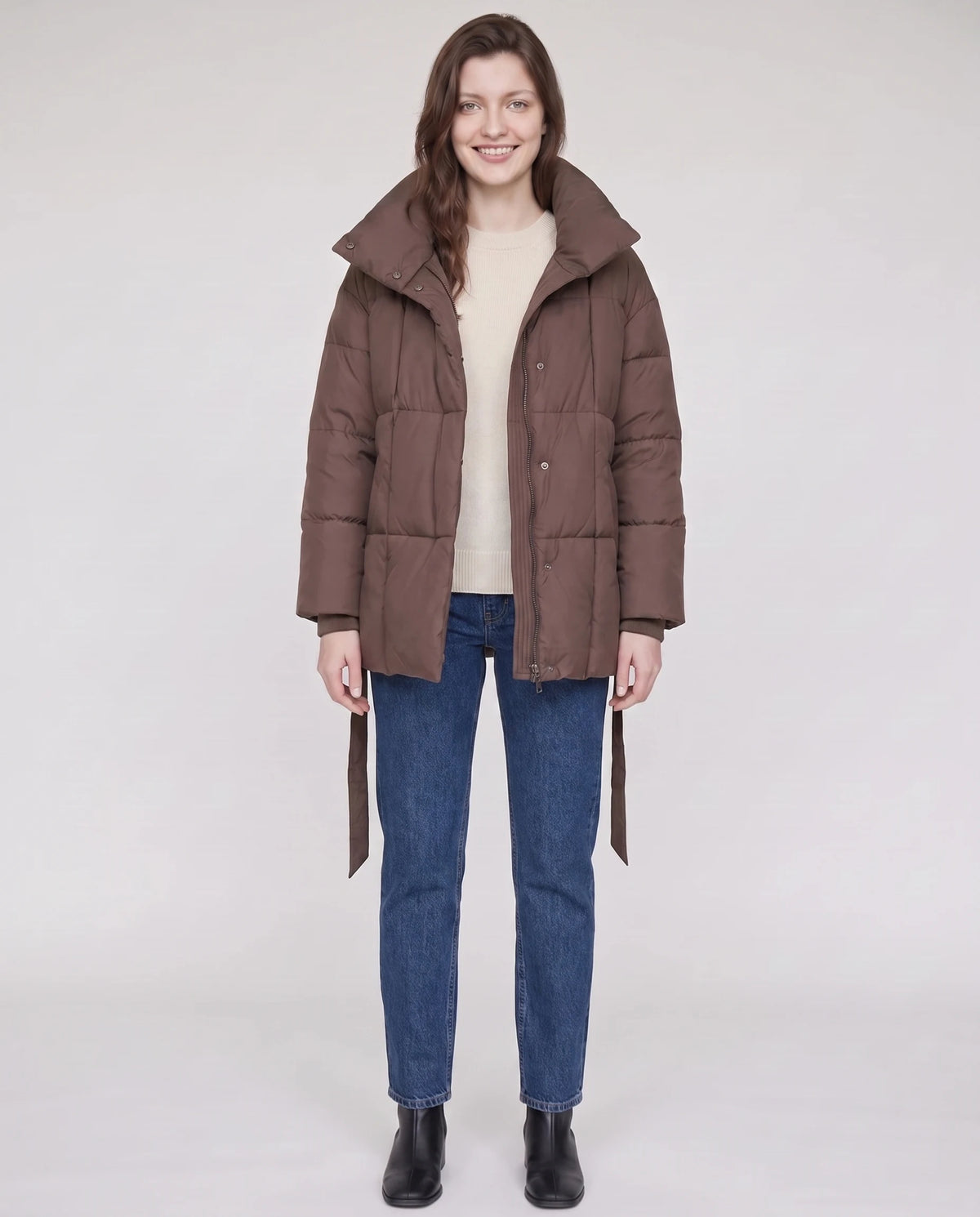 Steppjacke mit Bindegürtel und Stehkragen Lou in Schokolade, offen getragen, ohne Gürtel, über ecrufarbenem Pullover