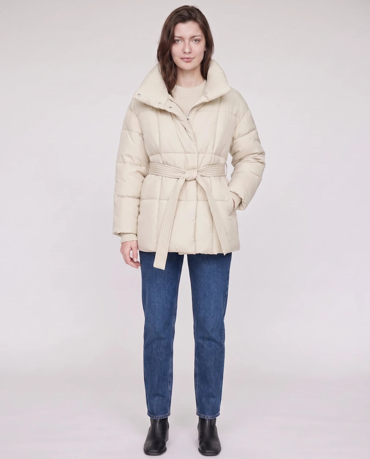 Steppjacke mit Bindegürtel und Stehkragen Lou in Ecru, Vorderansicht in ganzer Länge, Gürtel gebunden