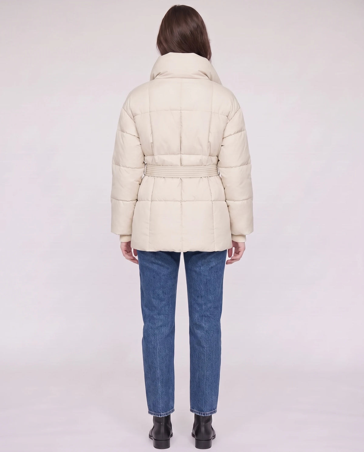 Steppjacke mit Bindegürtel und Stehkragen Lou in Ecru, Rückansicht mit Karosteppung