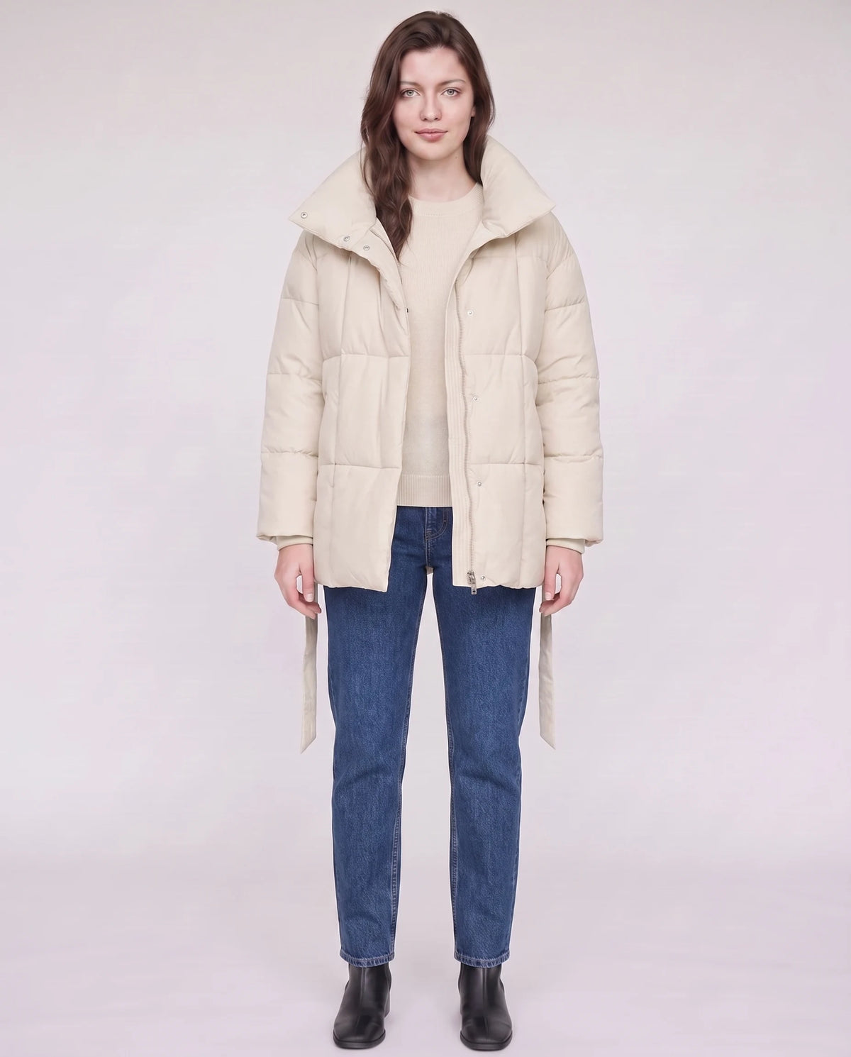Steppjacke mit Bindegürtel und Stehkragen Lou in Ecru, offen getragen, ohne Gürtel, über ecrufarbenem Pullover