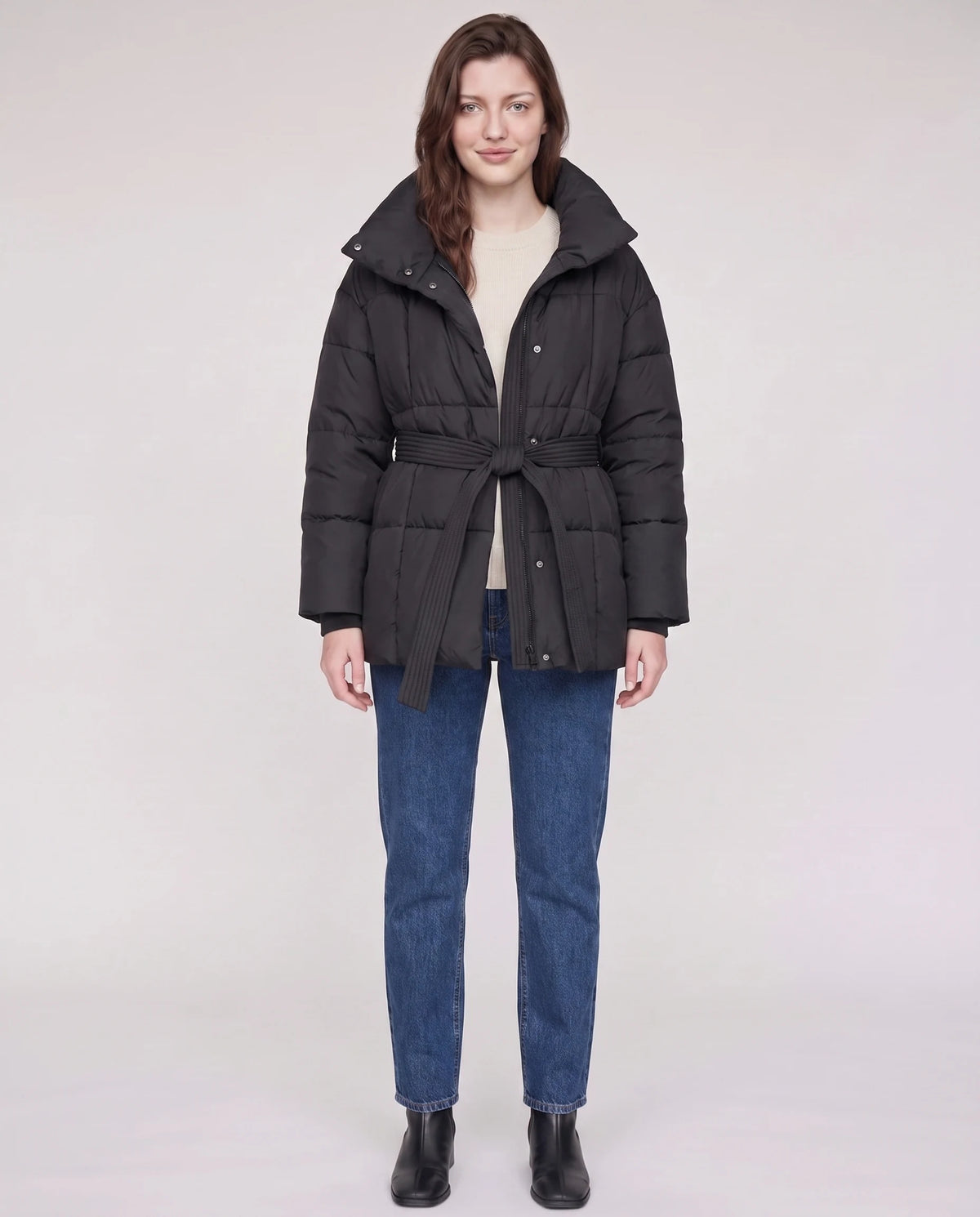 Steppjacke mit Bindegürtel und Stehkragen Lou in Schwarz, Nahaufnahme von vorn, Stehkragen geschlossen