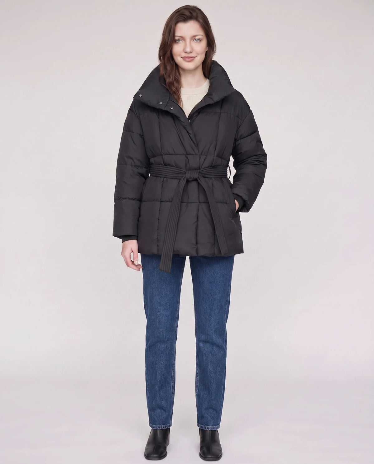 Steppjacke mit Bindegürtel und Stehkragen Lou in Schwarz, Vorderansicht in ganzer Länge, Gürtel gebunden