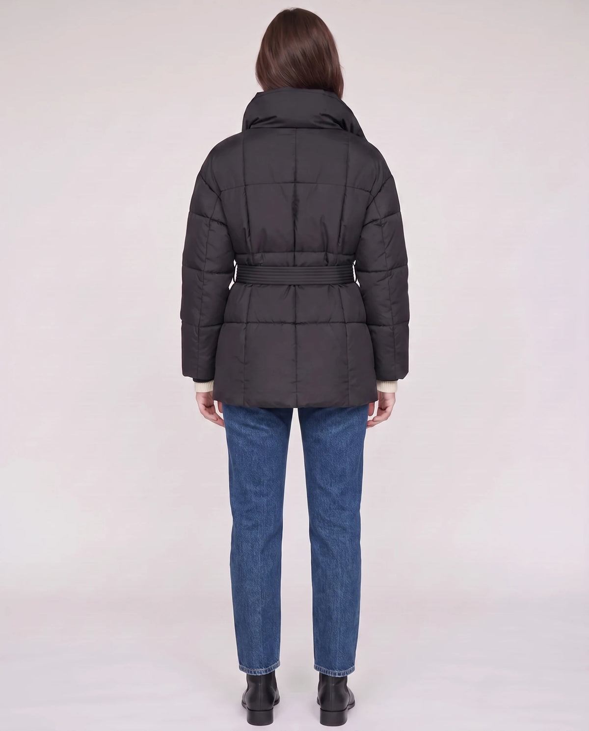 Steppjacke mit Bindegürtel und Stehkragen Lou in Schwarz, Rückansicht mit Karosteppung