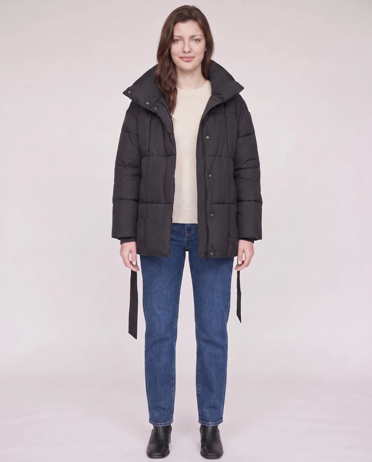 Steppjacke mit Bindegürtel und Stehkragen Lou in Schwarz, offen getragen, ohne Gürtel, über ecrufarbenem Pullover