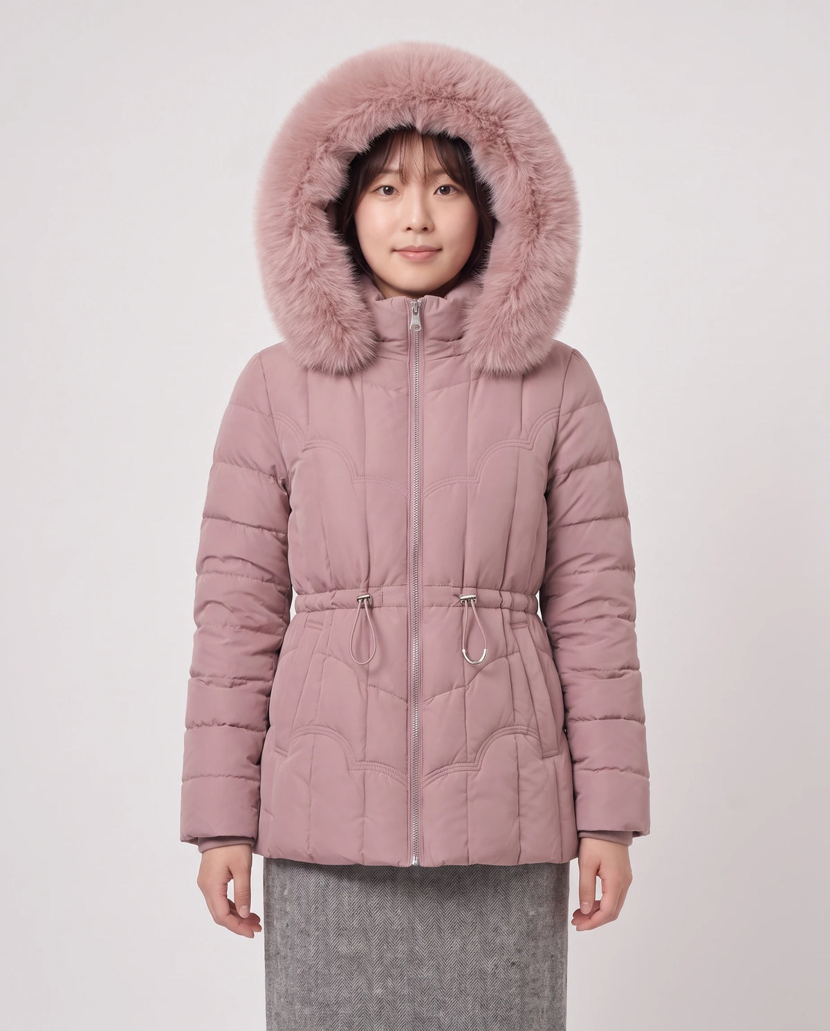 Doudoune courte cintrée à capuche fausse fourrure Alizée, coloris Rose Cendré, capuche relevée, vue de trois quarts