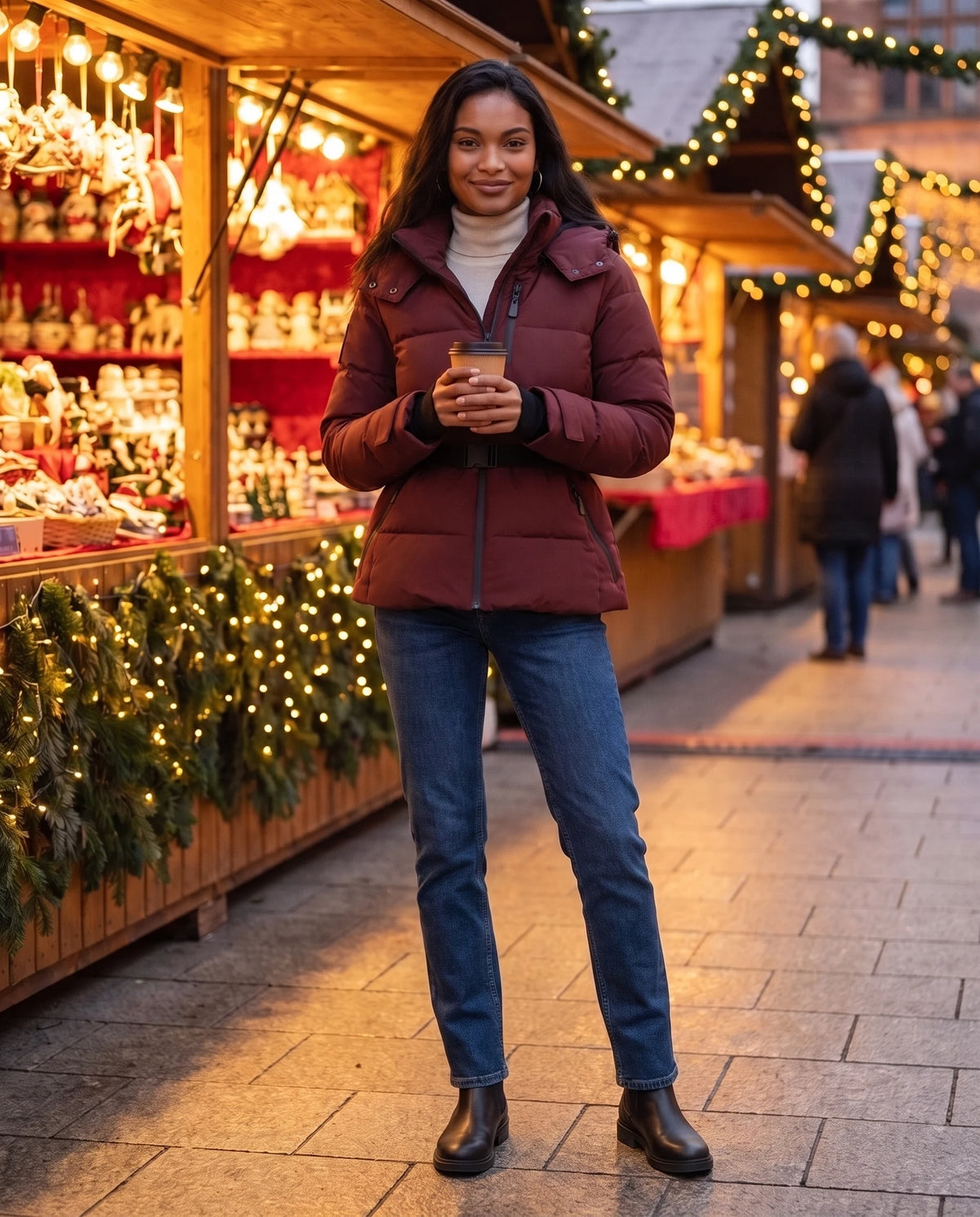 Doudoune cintrée à ceinture Rozenn en Bordeaux, portée sur un marché de Noël