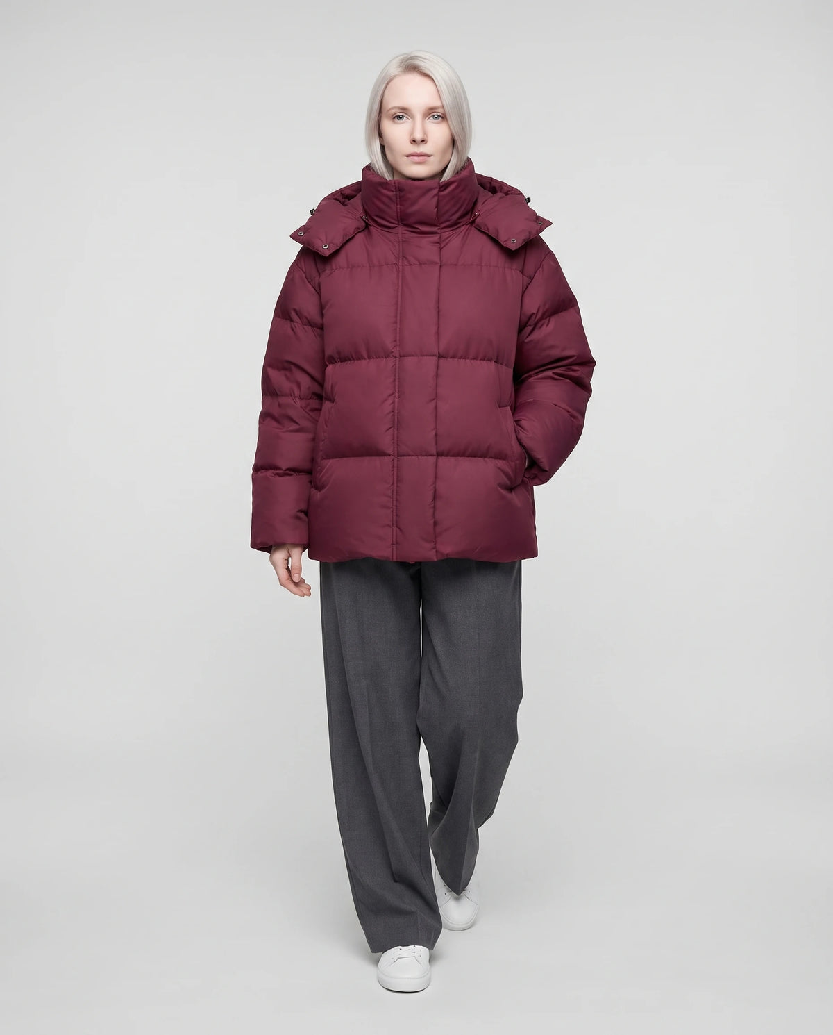Oversize-Steppjacke mit Stehkragen Amicie in Bordeauxrot, Vorderansicht in ganzer Länge