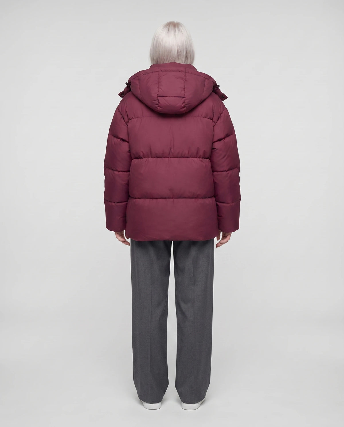 Oversize-Steppjacke Amicie in Bordeauxrot, Rückansicht mit abnehmbarer Kapuze