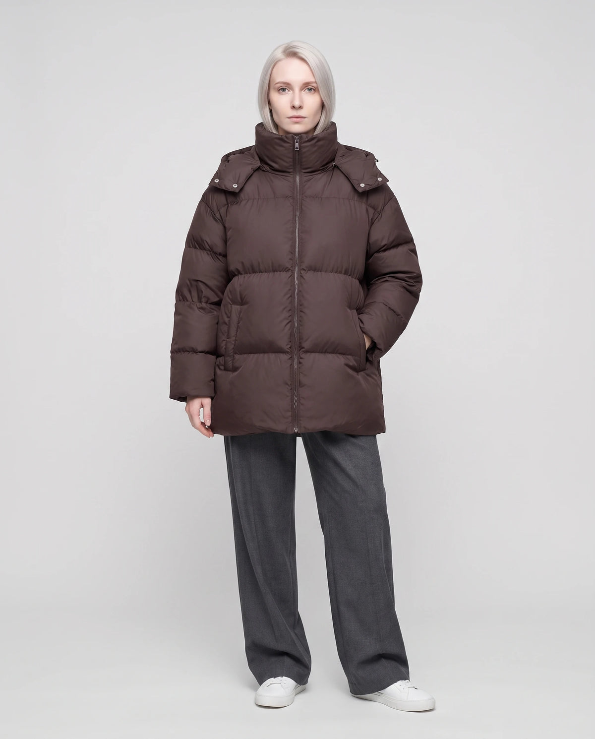 Oversize-Steppjacke mit Stehkragen Amicie in Schokobraun, Vorderansicht in ganzer Länge