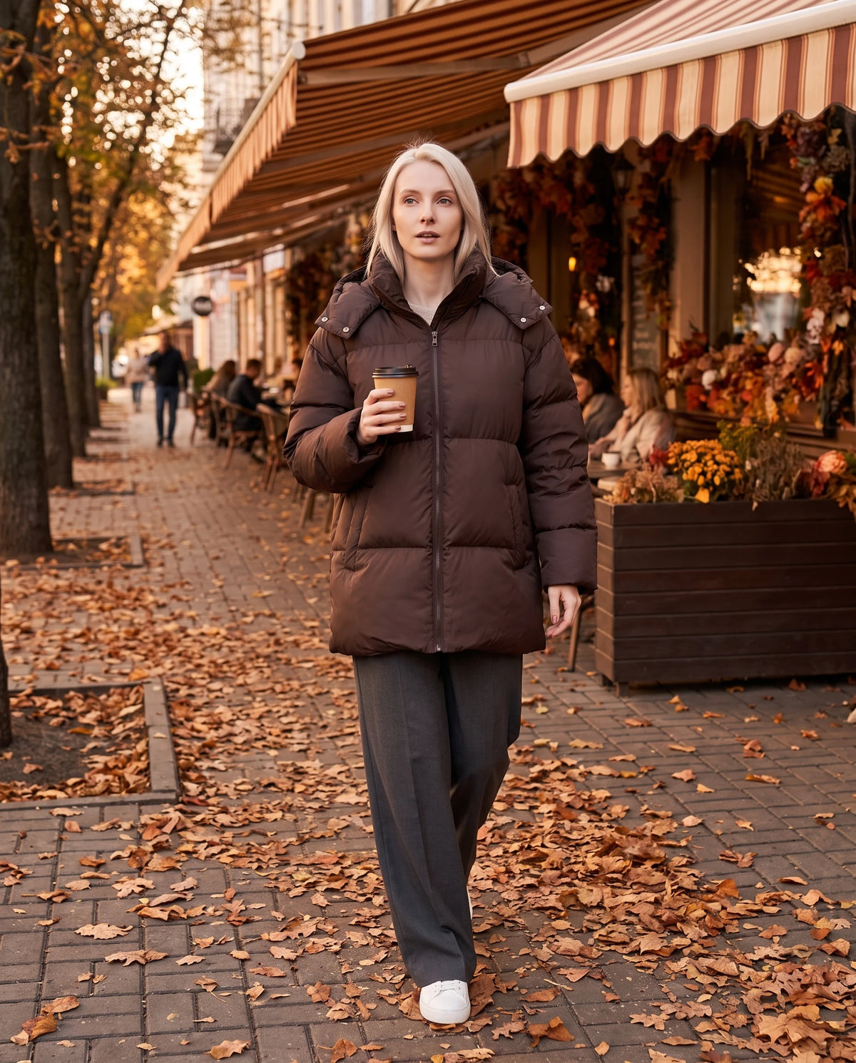 Steppjacke Amicie in Schokobraun, getragen in einer Herbststrasse