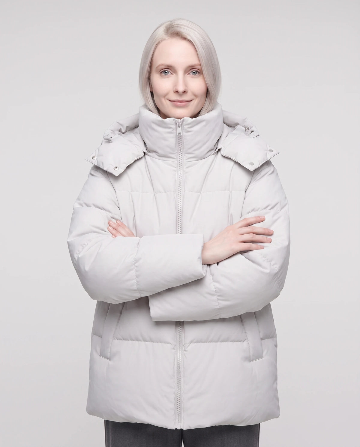 Oversize-Steppjacke mit Stehkragen Amicie in Hellgrau, Nahaufnahme von vorn
