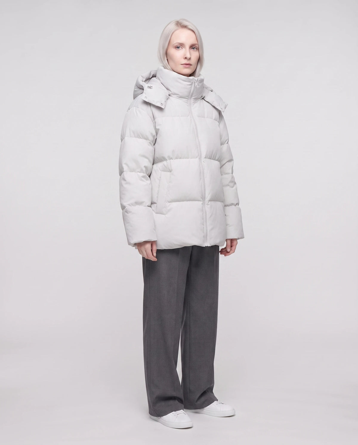 Oversize-Steppjacke mit Stehkragen Amicie in Hellgrau, Dreiviertelansicht