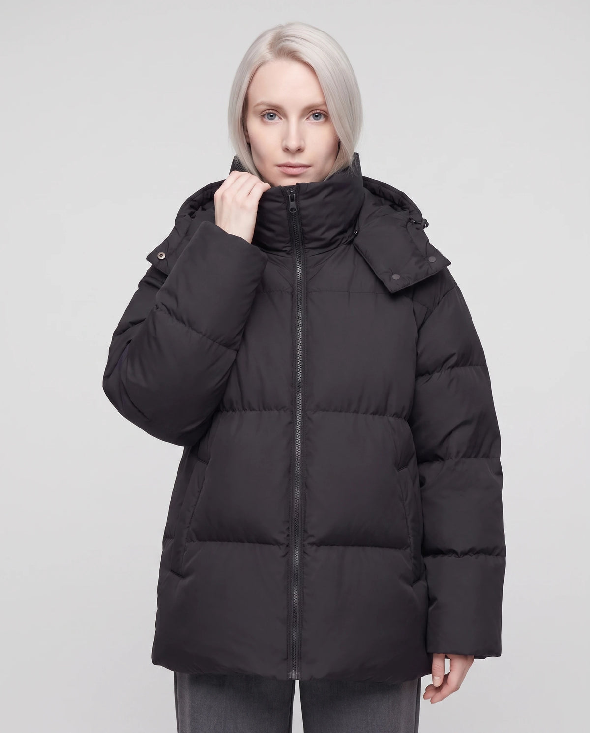 Oversize-Steppjacke mit Stehkragen Amicie in Schwarz, Nahaufnahme von vorn