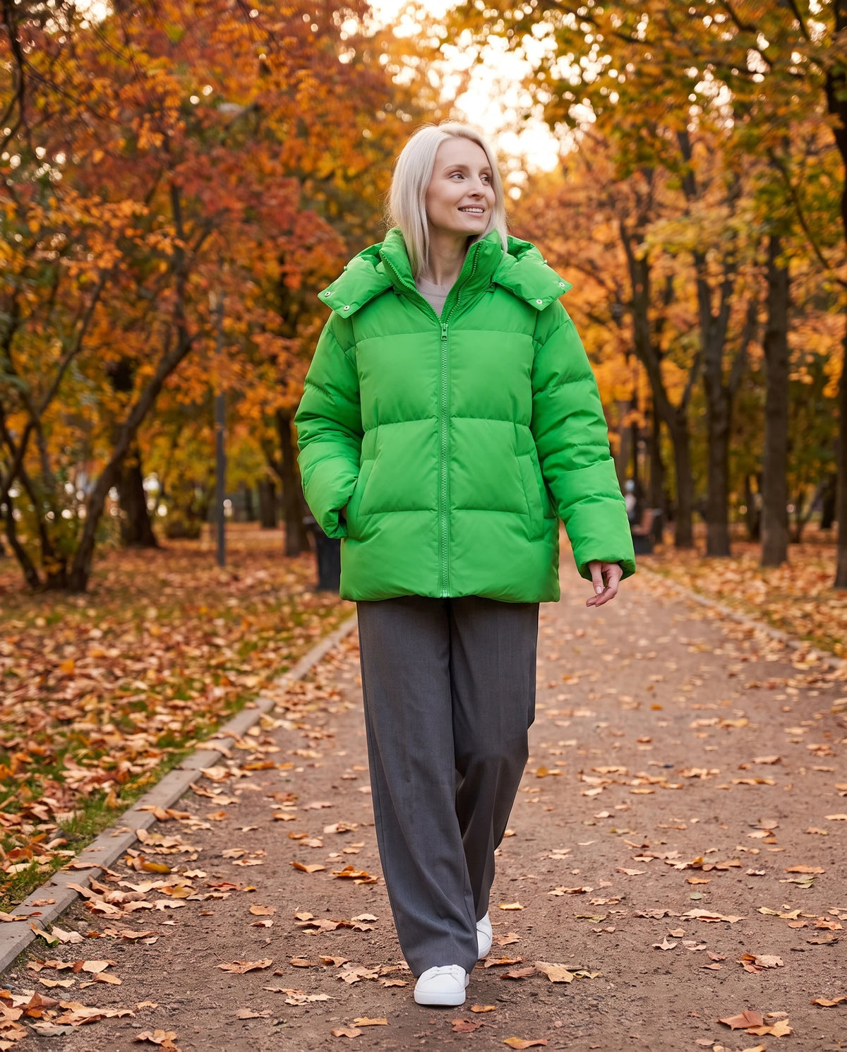 Steppjacke Amicie in Grün, getragen in einem Stadtpark im Herbst