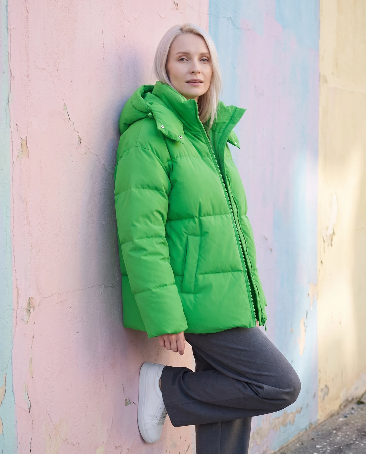 Steppjacke Amicie in Grün, getragen vor einer Pastellwand
