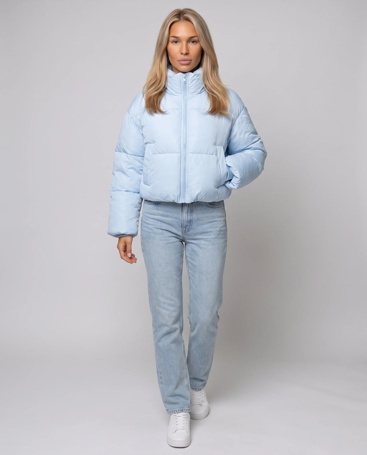 Kurze Steppjacke mit Stehkragen Odeline in Hellblau, Vorderansicht in ganzer Länge