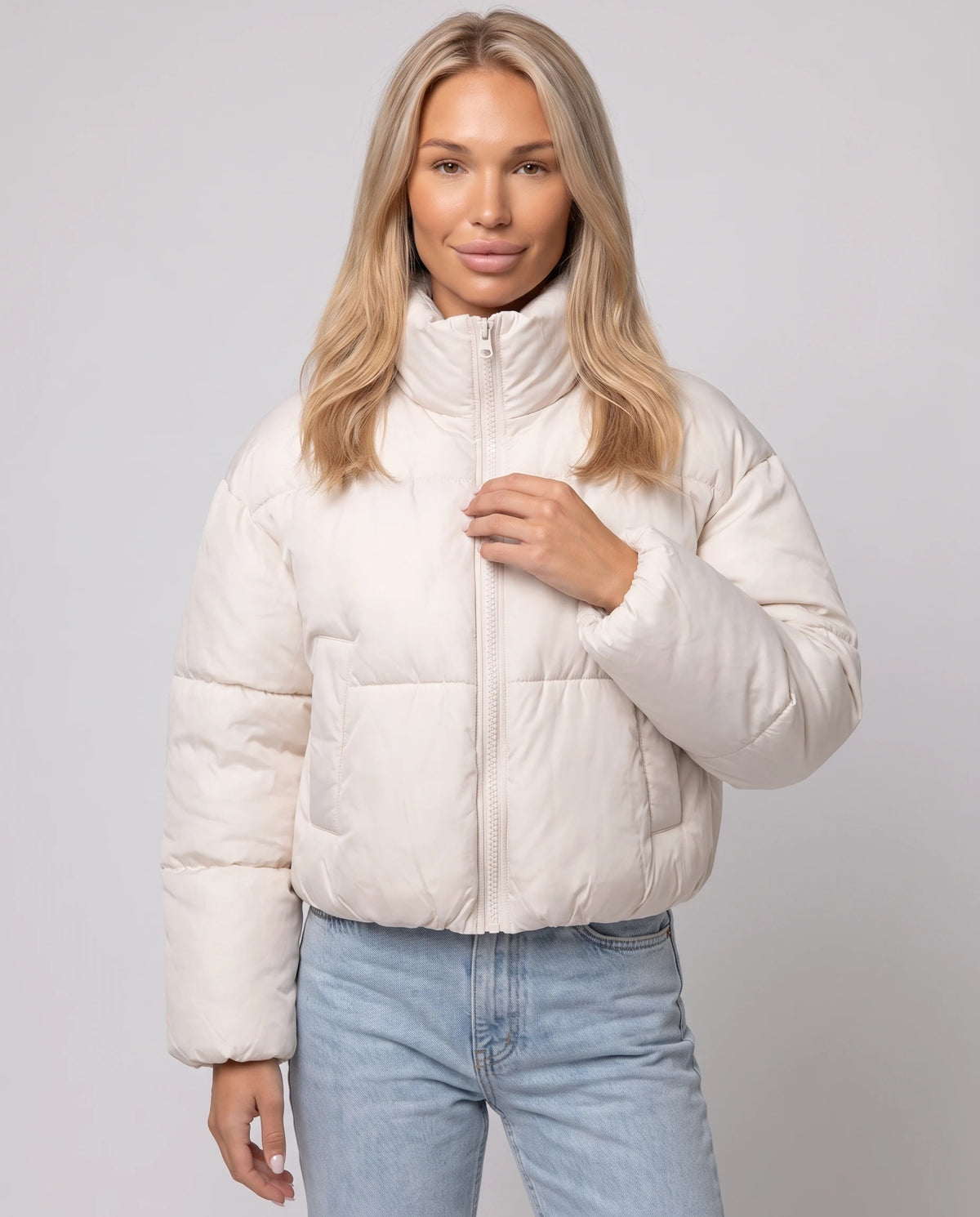 Kurze Steppjacke mit Stehkragen Odeline in Ecru, Nahaufnahme von vorn