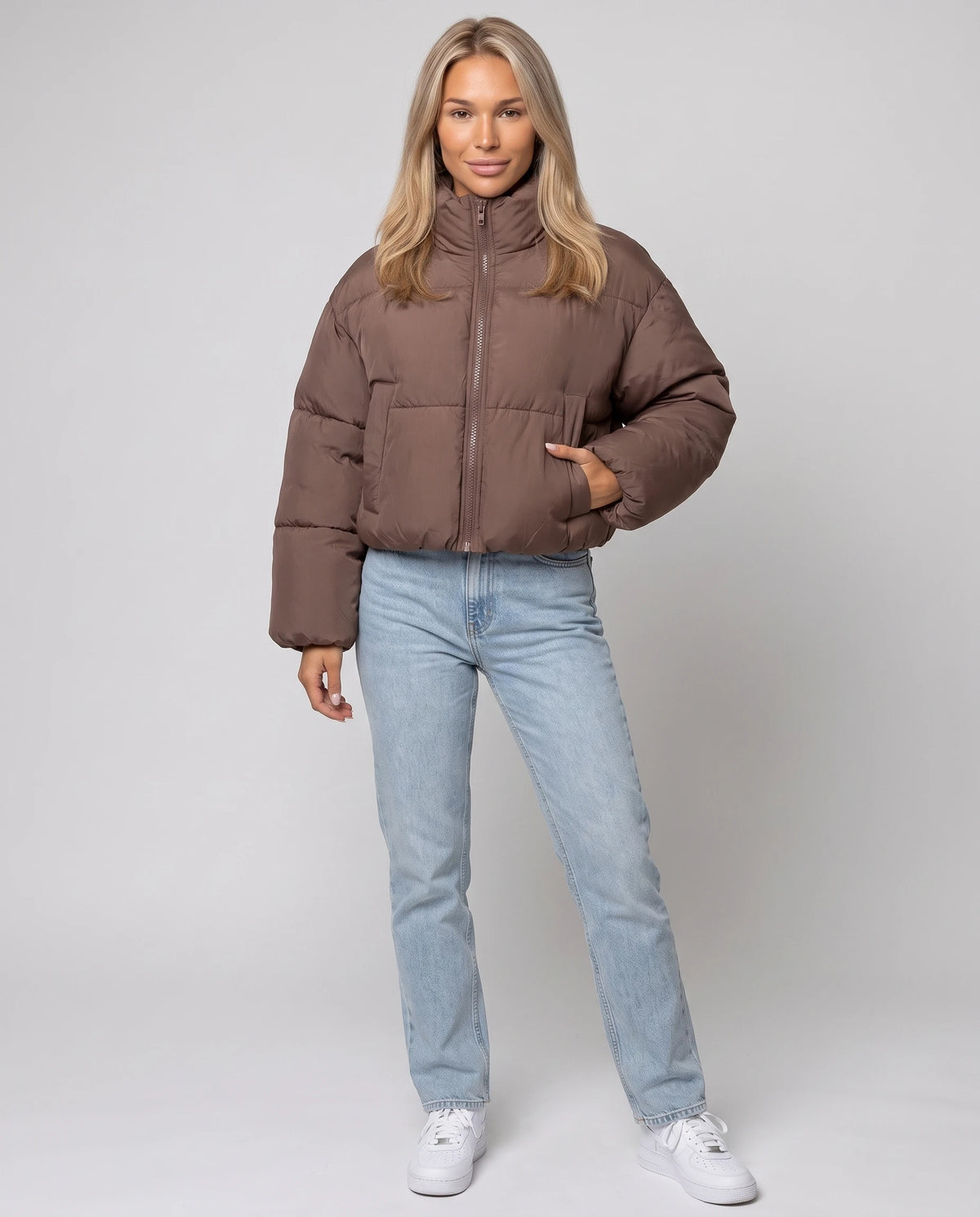 Kurze Steppjacke mit Stehkragen Odeline in Braun, Vorderansicht in ganzer Länge