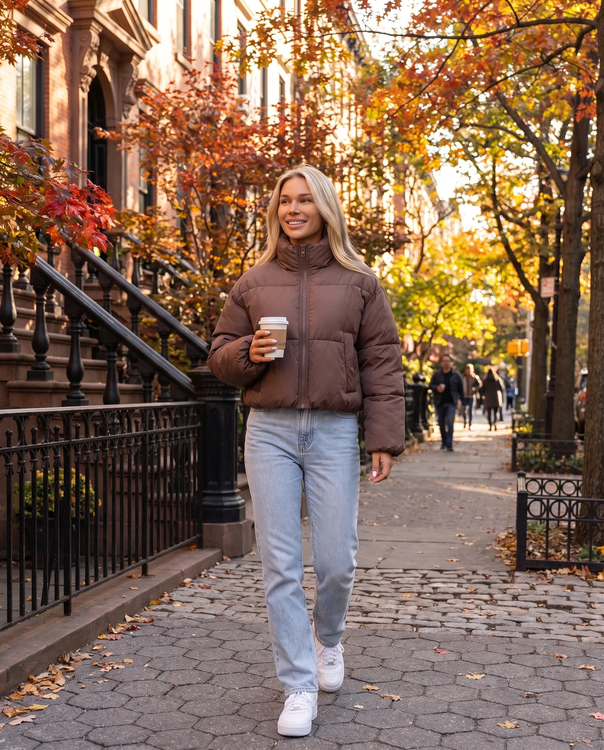 Kurze Steppjacke Odeline in Braun, getragen in einer Herbststrasse