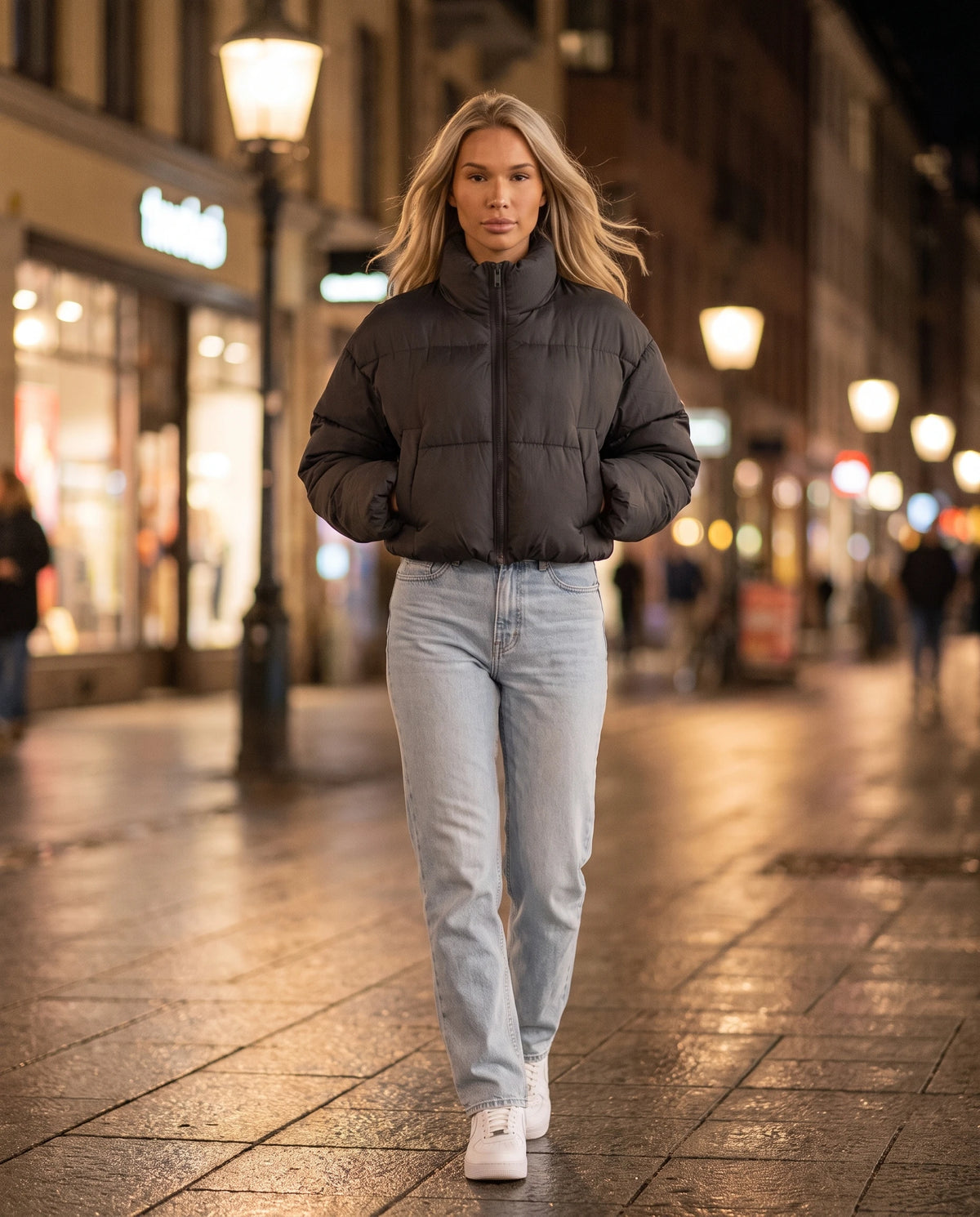 Kurze Steppjacke Odeline in Schwarz, getragen in einer abendlichen Strasse