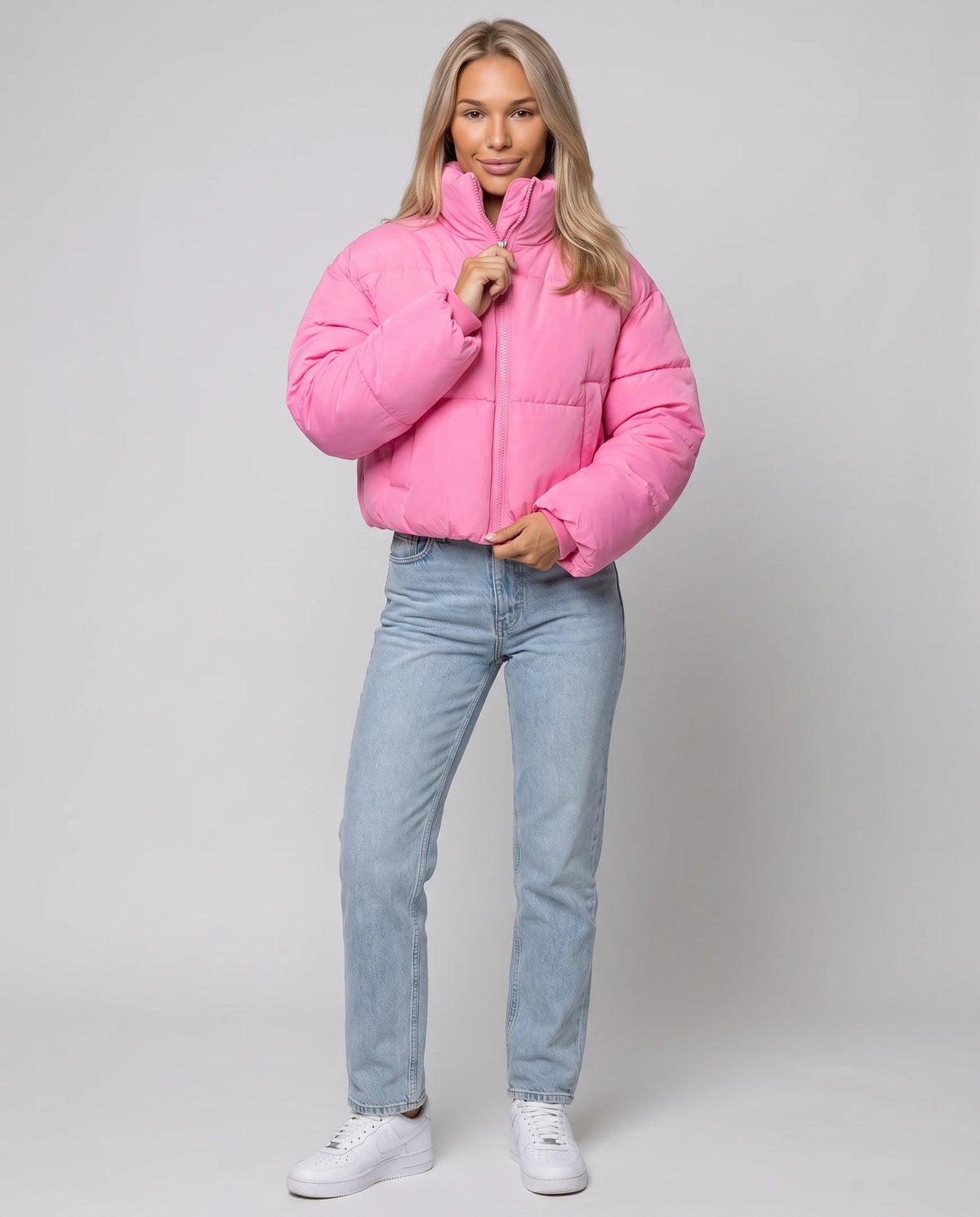 Doudoune courte col montant Odeline en Rose Bonbon, vue de face en pied