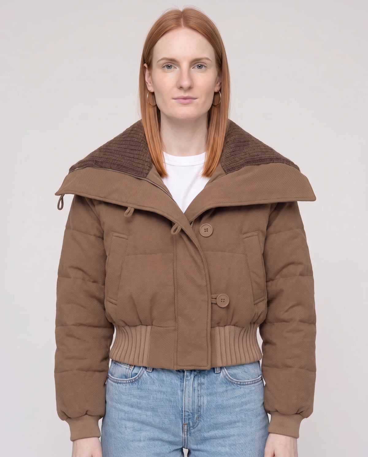 Doudoune courte à col tricot boutonnée Livie en Marron, plan rapproché de face